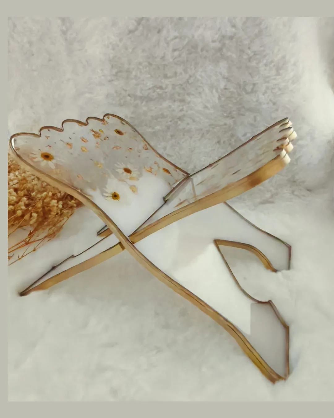 El Yapımı Epoksi Dekoratif ve Günlük Kullanım İçin Kurutulmuş Papatya Detalı Gold Varaklı Kuran-ı Kerim Rahlesi ve Kitap Ayracı Seti - 2