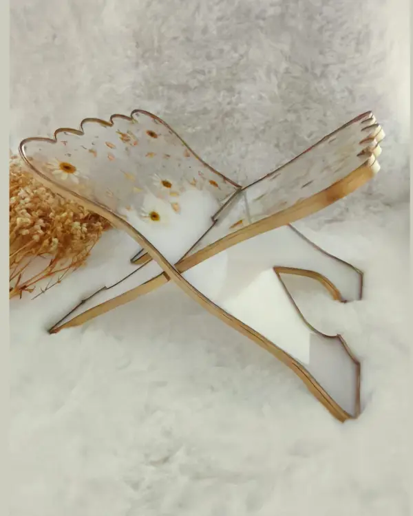 El Yapımı Epoksi Dekoratif ve Günlük Kullanım İçin Kurutulmuş Papatya Detalı Gold Varaklı Kuran-ı Kerim Rahlesi ve Kitap Ayracı Seti
