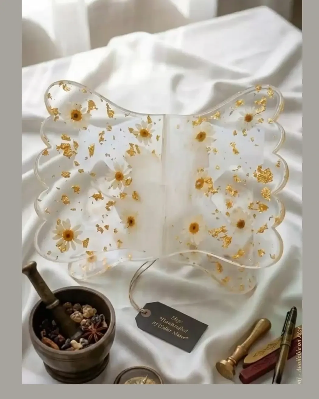 El Yapımı Epoksi Dekoratif ve Günlük Kullanım İçin Kurutulmuş Papatya Detalı Gold Varaklı Kuran-ı Kerim Rahlesi ve Kitap Ayracı Seti - 4